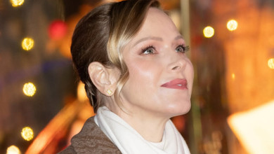 Княгиня Шарлін у дублянці з донькою у плюшевій шубі відкрили Різдвяне містечко у порту Монако. Фото