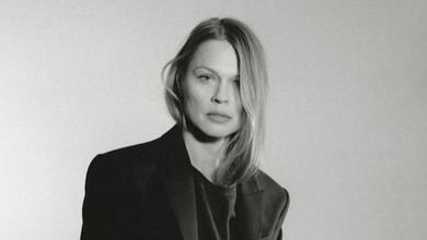 Тиха розкіш: Фреймут у шубі, шкіряному міні та чоботах посвітила ніжками для улюбленого бренду