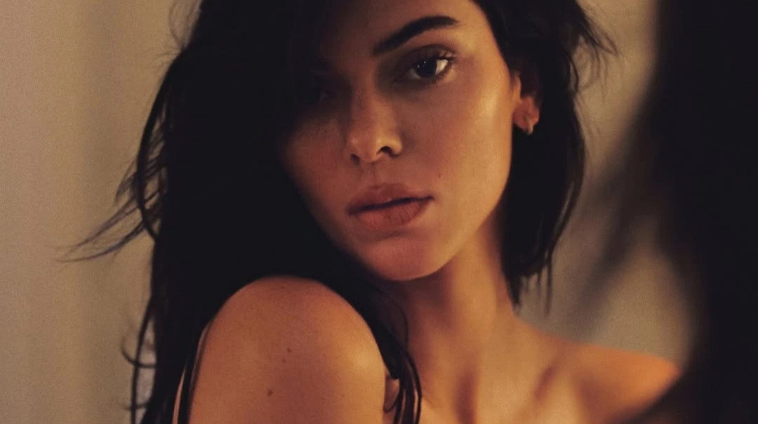 Млосна Дженнер оголеною попозувала на ліжку та засвітила сідниці в крихітних стрінгах. Фото