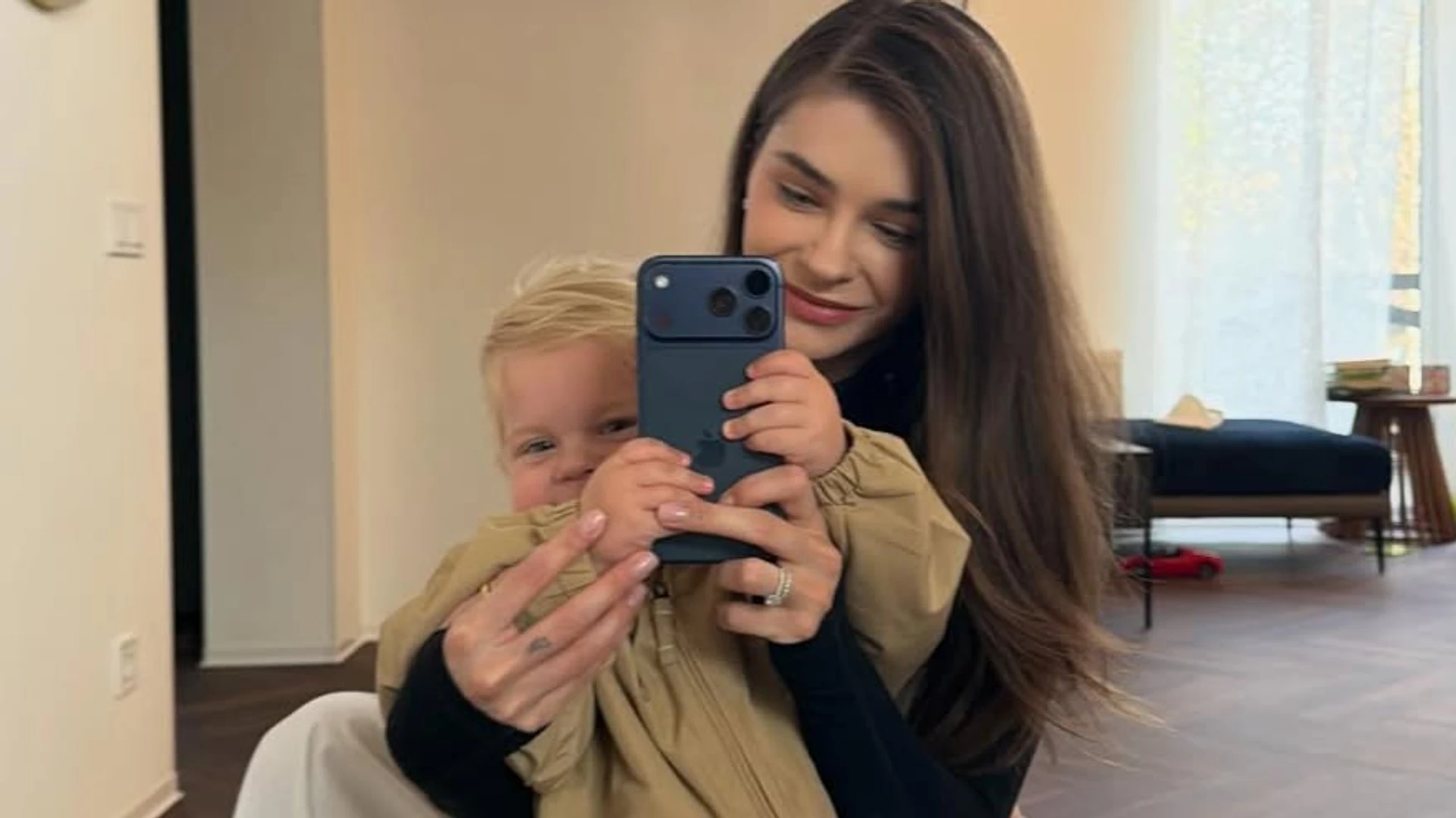 З іграшкою на голові: вагітна Остапчук насмішила спробами позайматися йогою у компанії 2-річного сина