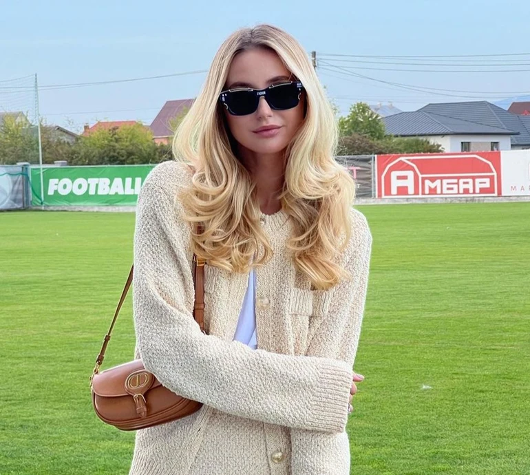 Дружина Тищенка з сумкою за $3 тисячі посвітила худорлявими ногами в міні та пожалілася на розклад. ФОТО