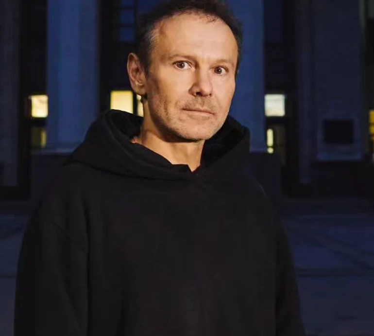 Вакарчук у мантії та бонеті похвалився відзнакою від харківського університету. ФОТО