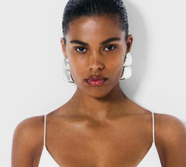 Ідеальна: Кунакі похизувалася розкішними формами у білому купальнику. Фото