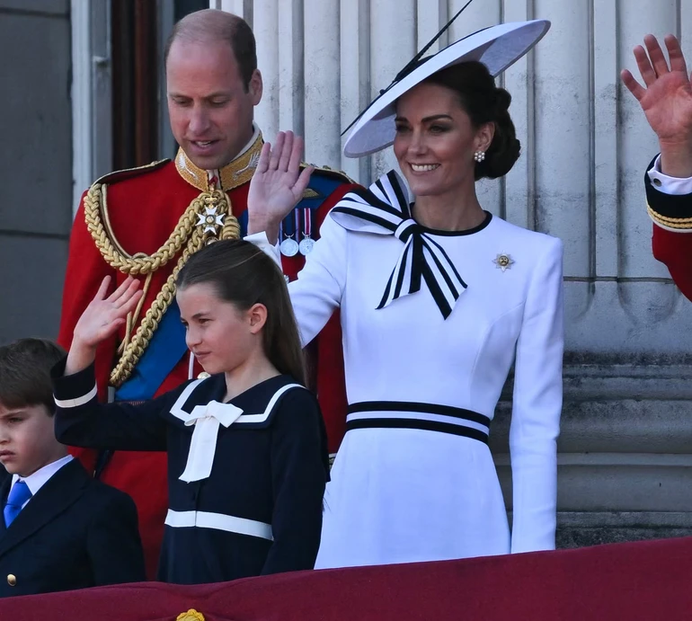 Король Чарльз ІІІ з Камілою й принц Вільям із Кейт та дітьми на балконі помилувалися авіашоу. Фото