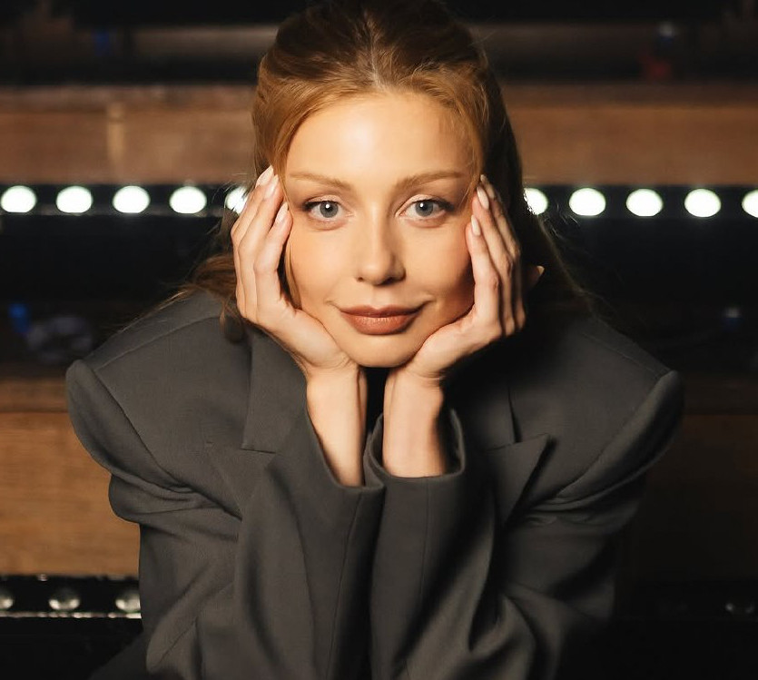 Кароль у корсетах оголила рельєфні плечі та заселфила свою усмішку Джоконди