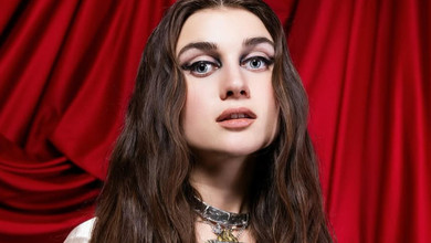 Jerry Heil у сукні зі шлейфом та з металевим серцем на грудях виконала пісню Селін Діон на сцені Євробачення-2025