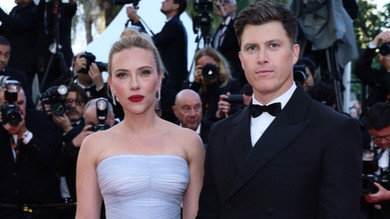 Йохансон у ніжній лавандовій сукні зі шлейфом за ручку з чоловіком пройшлася каннським хідником. Фото