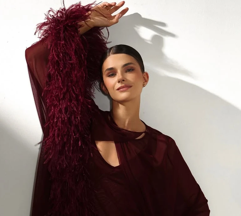 Дружина Остапчука у прозорому луці з пір'ям блиснула стегном з нагоди 25-річчя та показала подарунок чоловіка. Фото