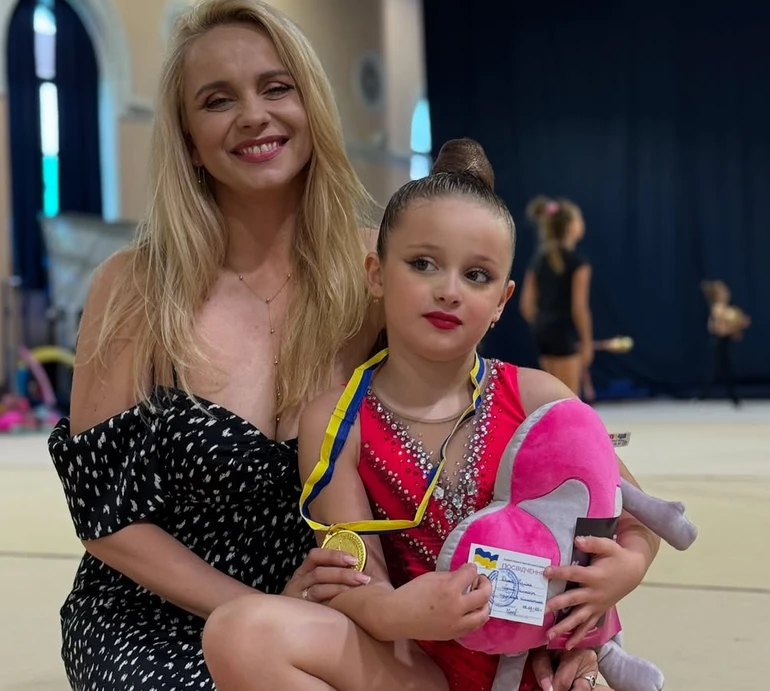 Приємно здивувала: Ребрик похвалилася дебютом середньої дочки на змаганнях з гімнастики