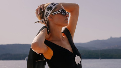 Періс Хілтон у міні з квіткою захопила стрункістю на сімейному відпочинку на яхті. Фото