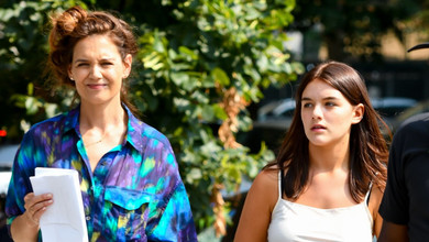 Донька Круза і Холмс у стилі карго завітала до мами на знімальний майданчик у Нью-Йорку. Фото