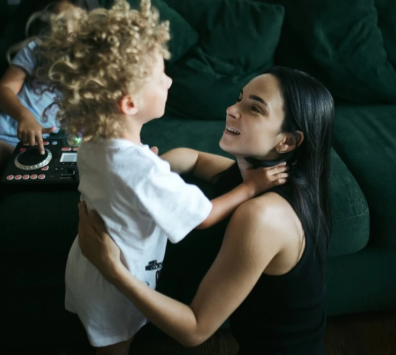 Сам зняв собі шви: Мірошниченко розповіла про нову витівку 4-річного сина