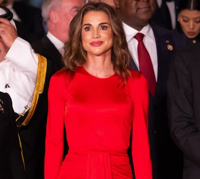 Королева Ранія у сукні з драпіруванням від Dolce&Gabbana відвідала відкриття музею у Гізі