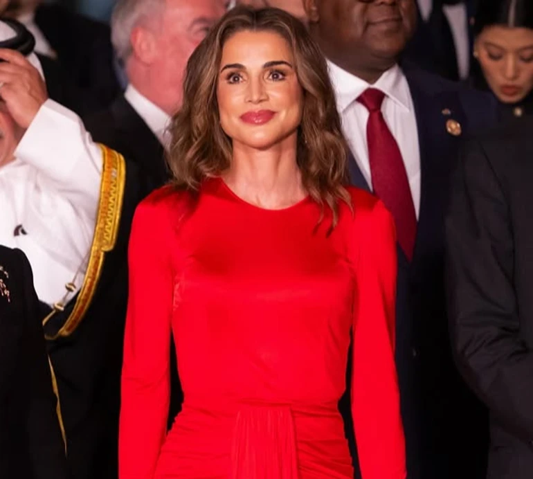 Королева Ранія у сукні з драпіруванням від Dolce&Gabbana відвідала відкриття музею у Гізі