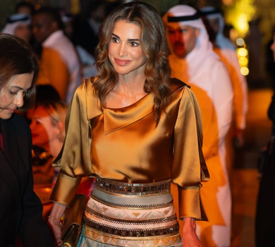 Королева Ранія в м'ятно-мідному шовку з візерунками показалася на вечері в Катарі. Фото