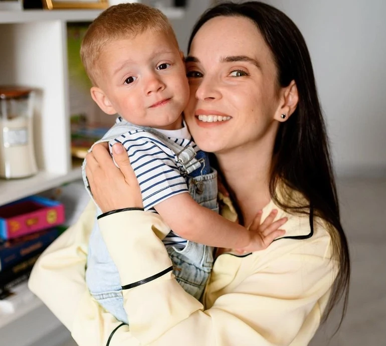 Таким ми побачили його вперше: Мірошниченки показали свого сина ще в сиротинці і як змінилося хлоп'я тепер. ФОТО