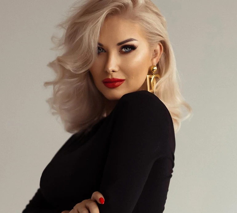 Бужинська в чорному міні вразила стрункістю на гламурних фото