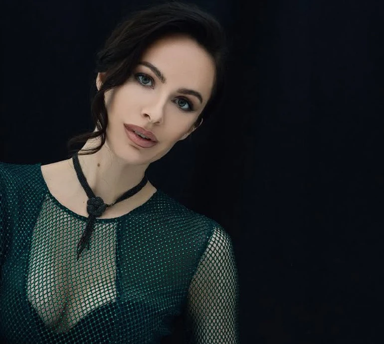 У всіх своя правда: ексдружина Остапчука у смарагдовій сукні-сіточці посвітила бюстом і поміркувала про зраду