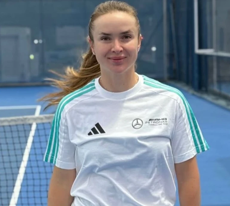 Натхненна Вімблдоном: Світоліна у білосніжній сукні та жилеті знялася для спільної з Бевзою колекції. Фото