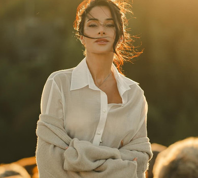 Гірський вайб: Огнєвіч у молочному міні та ковбойських чоботах зловила  останні дні сонця в компанії кіз