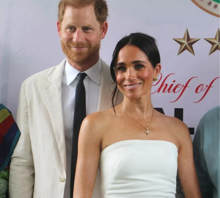 Осіння ідилія: Меган Маркл показала принца Гаррі за вирізанням гарбуза та веселощі їхніх дітей. Відео