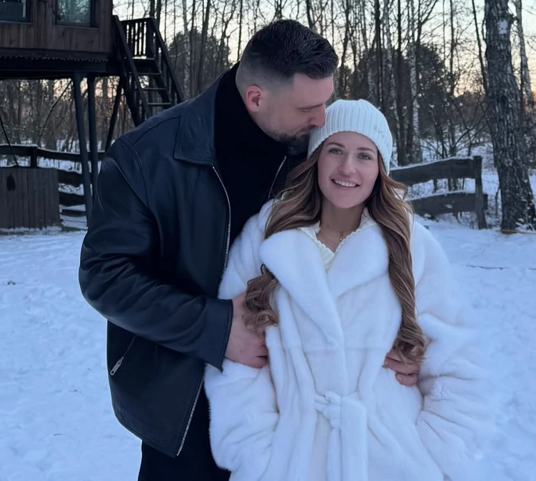 Денисенко на новорічних кадрах показала голоторсого коханого з сокирою та стрибнула в його обійми