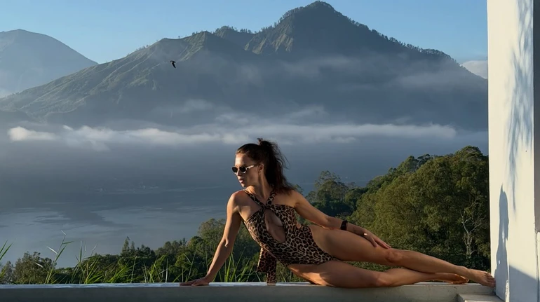 Маремуха в леопардовому купальнику попозувала в планці там, де приймають рішення про розлучення. Фото