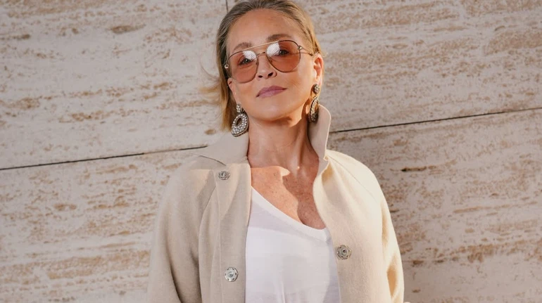 68-річна Шерон Стоун у бікіні в геометричний принт потішилася наближенням літа