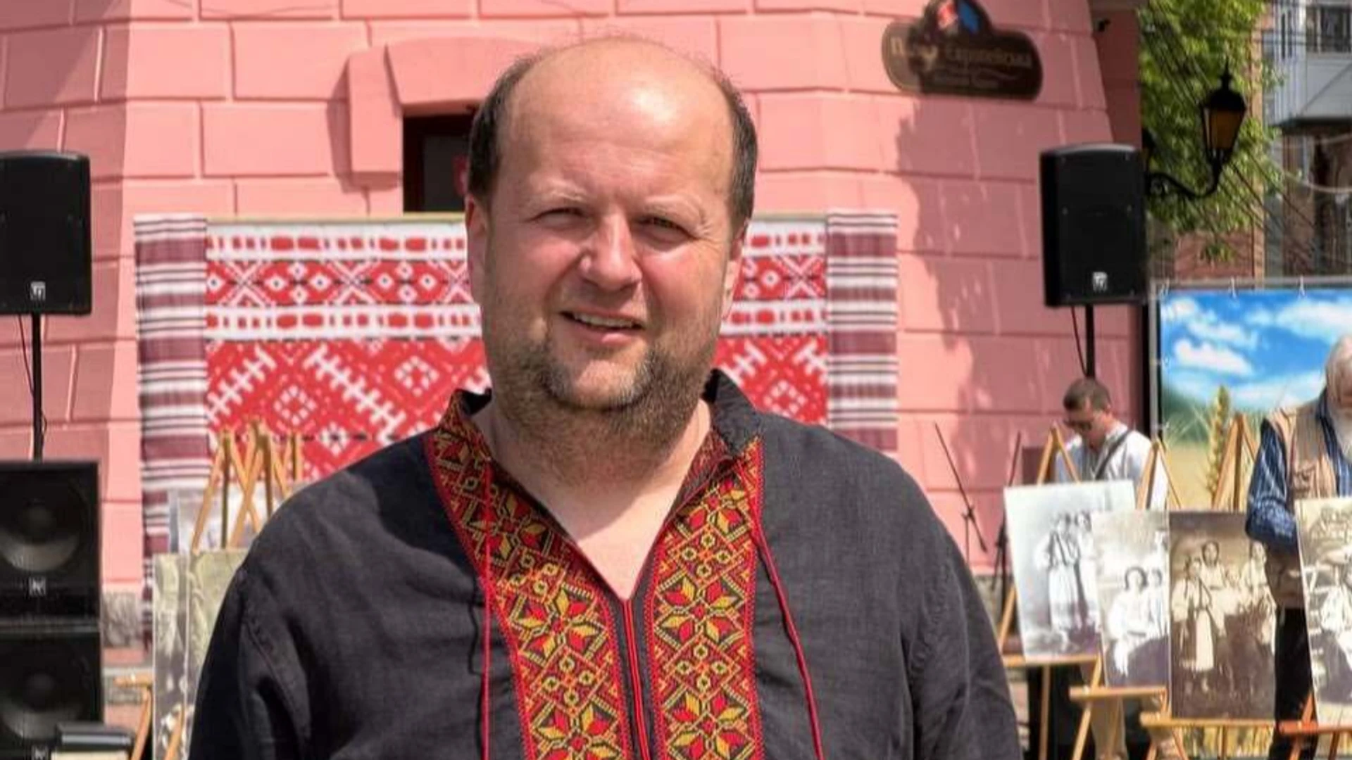 Обіцяю любити ще сильніше: Бронюк палко привітав дружину з днем народження