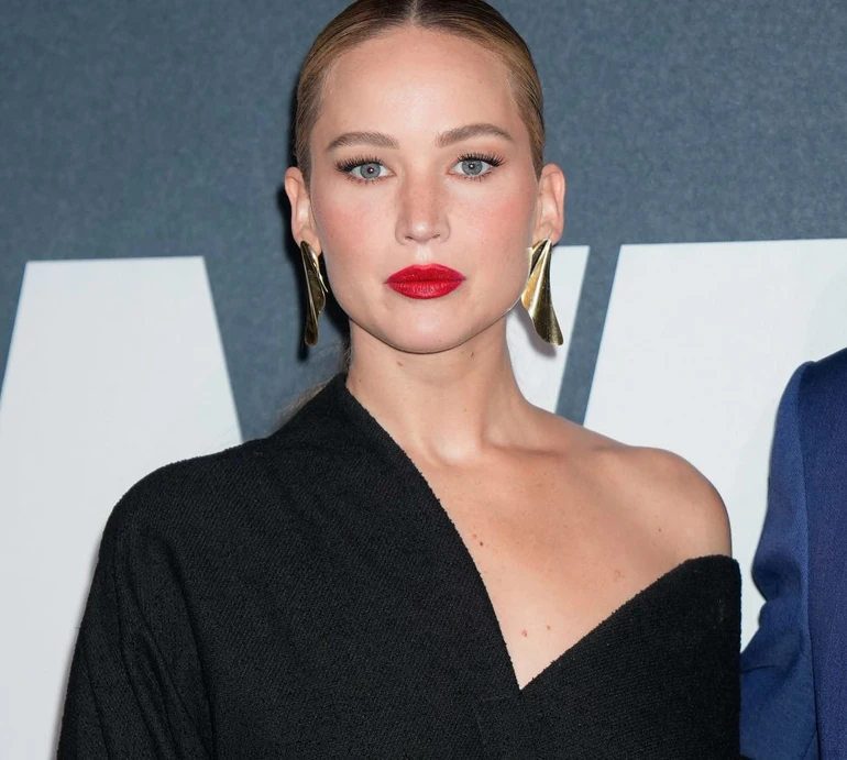 Я подорослішала: Лоуренс пояснила Дженнер свою пластику, а та поїла квітів і вклалася в коробку