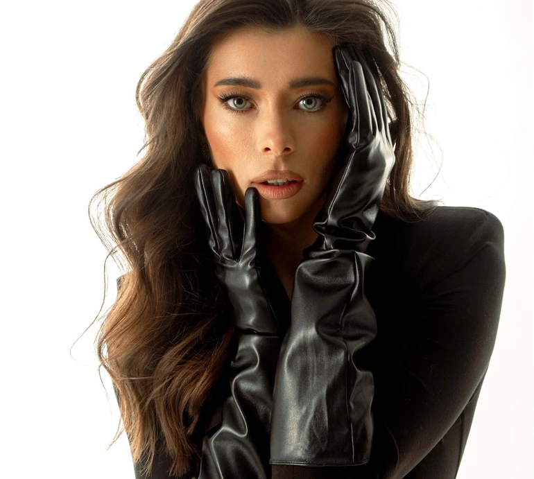 Декольте, боді і трендові чоботи: Неплях із ланцюгом на стегнах похизувалася стрункою фігурою. Фото