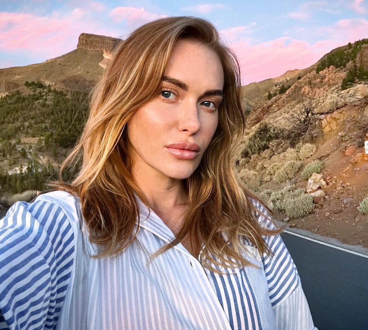 Камінська в топі з глибоким декольте похизувалася пружним бюстом після операції