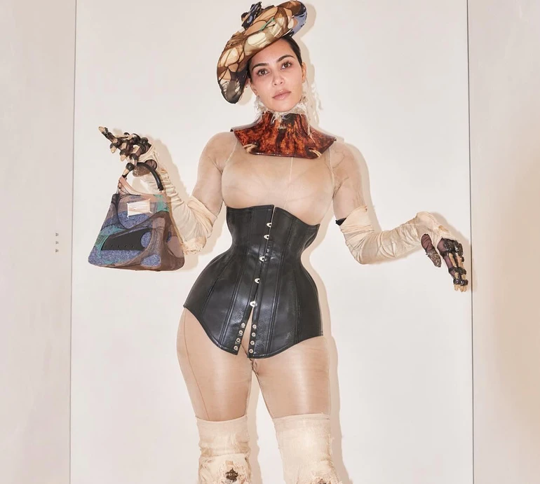 Це нездоровий меседж: Кардашян удруге за кілька днів спантеличила мережу товщиною своєї талії