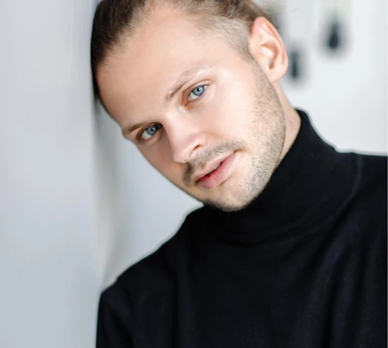 Донька Кравець потанцювала у кліпі CHEEV, де він літає і закликає не вірити у гороскопи