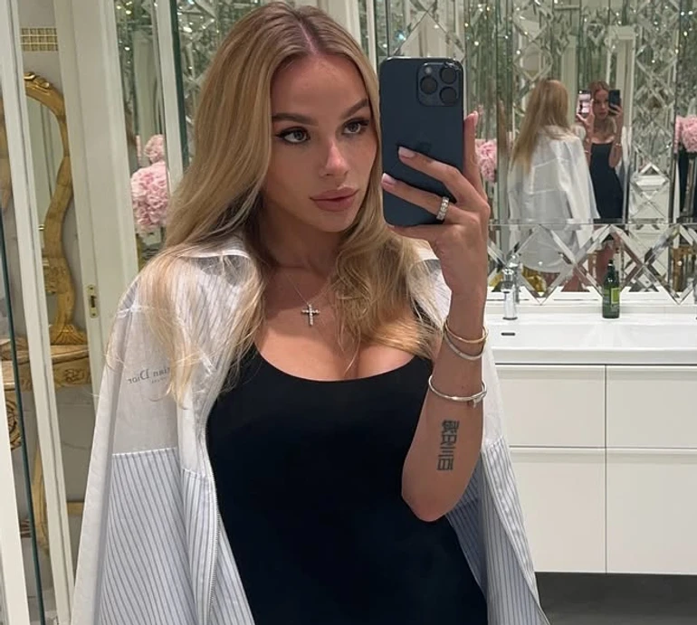 Ексдружина Гусєва у білому міні посвітила пресом на тенісному майданчику. Фото