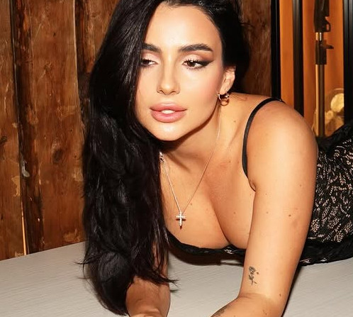 Трінчер у мереживному міні з вирізами повигиналася на столі заради гарячих фото