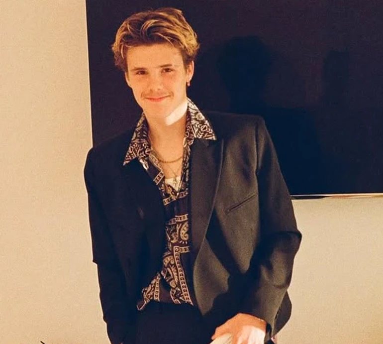 Старша на 9 років дівчина сина Бекхема показала його з голим торсом у сауні