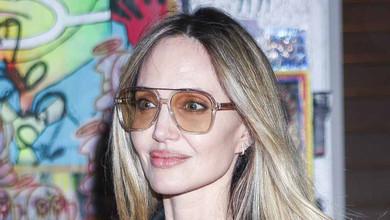 Джолі у total black блиснула стрункими ніжками під прозорим платтям. Фото