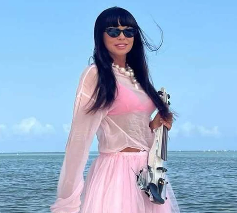 Перламутр і цукрова вата: 60-річна Ахат у ніжних кольорах наробила фото на тлі океану