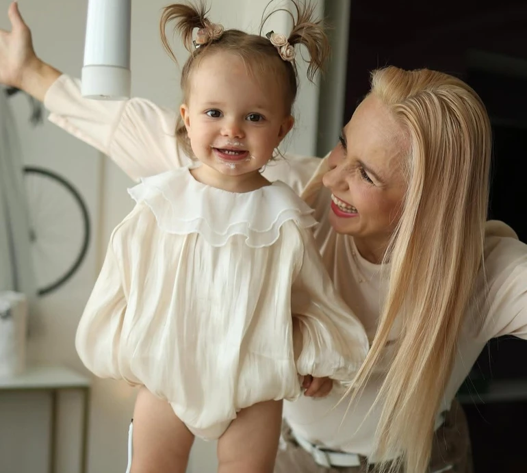 Час летить: Ребрик на честь 1,5-річчя доньки показала її в милому відео з тортиком