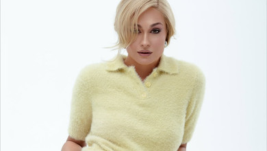 Цимбалару у гіпюрових колготках і прозорій сорочці посвітила спіднім у звабній позі серед квітів. Фото