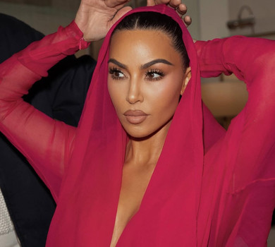 Кім Кардашян у яскравій сукні з глибоким декольте та капюшоном попозувала коло Христа-Спасителя у Бразилії