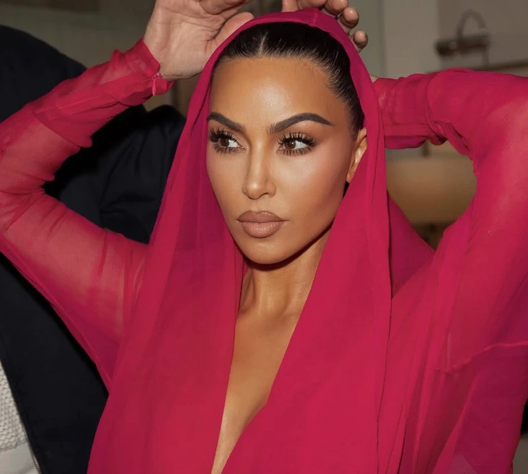 Кардашян повторила вінтажний лук від Готьє коло статуї Христа-Спасителя у Бразилії. Фото