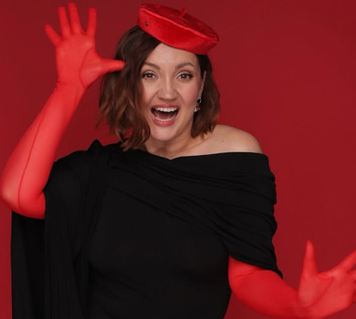 Побажайте мені щось класне: червоно-чорна Цибульська наробила яскравих кадрів на своє 40-річчя