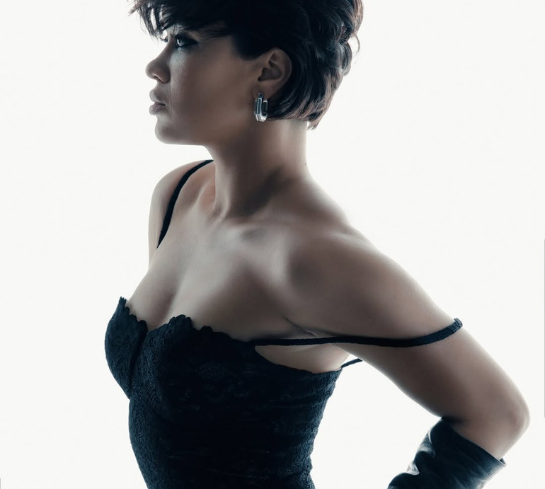 Lida Lee в мереживному максі з ремінцем прилягла на диван для спокусливих кадрів