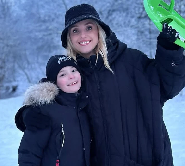 Згадала дитинство: Федишин з чоловіком показали, як розважали сина на сніжній гірці