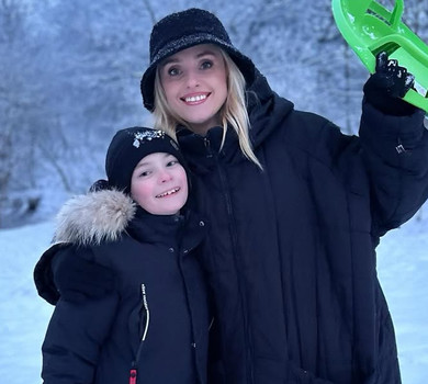 Згадала дитинство: Федишин з чоловіком показали, як розважали сина на сніжній гірці