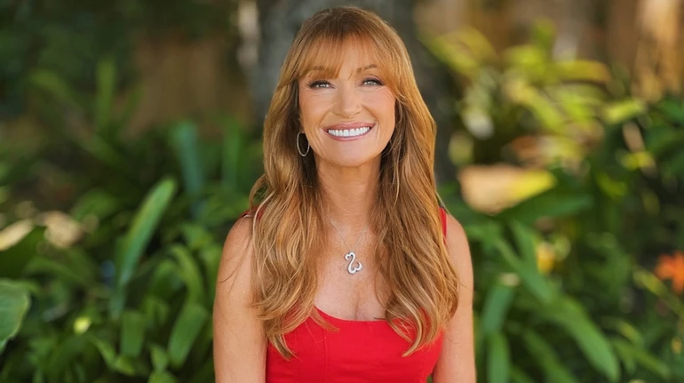 Дає мені відчуття сили: 75-річна Джейн Сеймур у топі і лосинах показала своє тренування з пілатесу