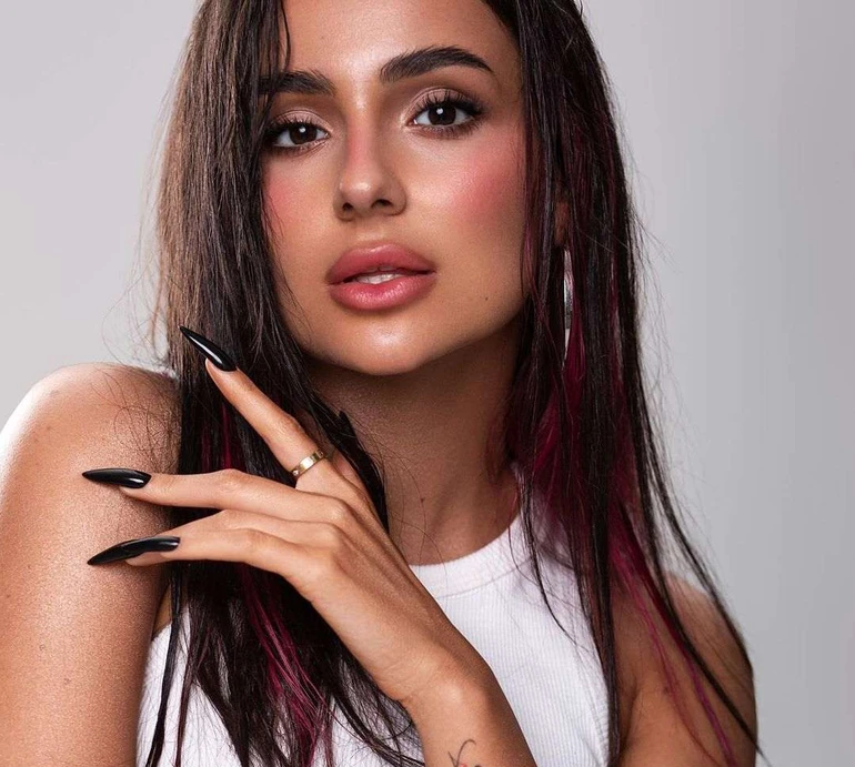 Трінчер у новому кліпі сласними танцями і вогнем розморозила парубка. ВІДЕО