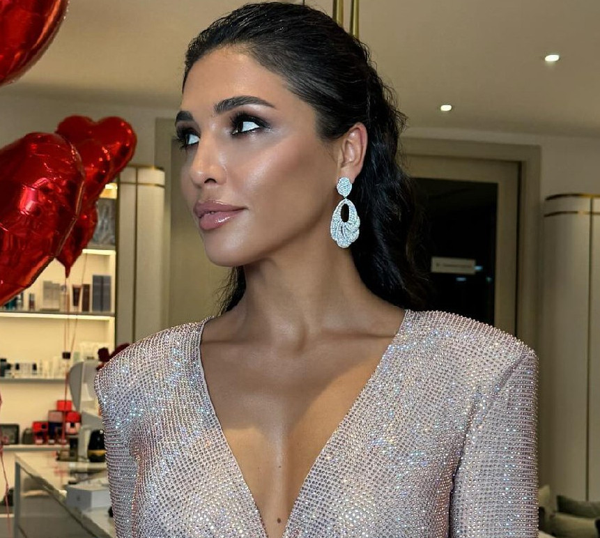 Дімопулос у блискучій сукні з декольте засвітилася на балу в Дубаї